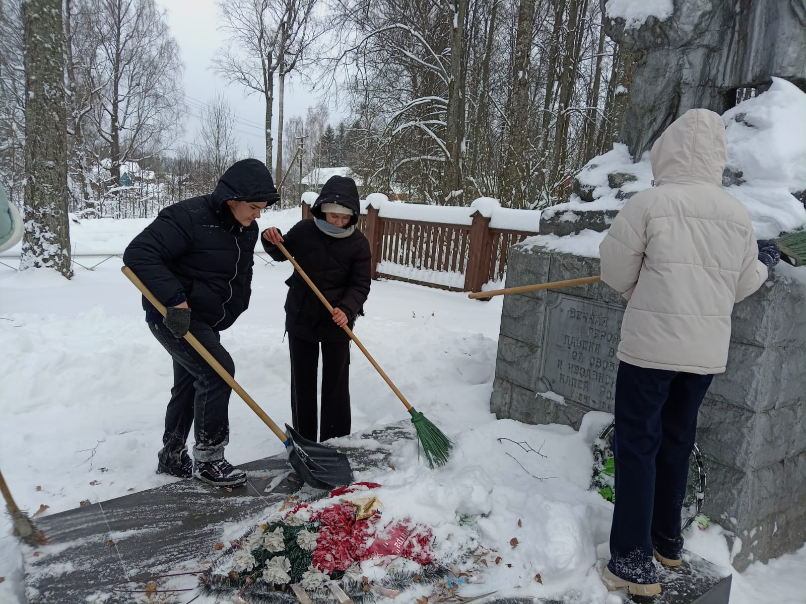 4 декабря школьные волонтеры приняли участие в традиционной акции по уборке территории Братского захоронения №5 поселка Пржевальское, а так же Памятника первому бою..