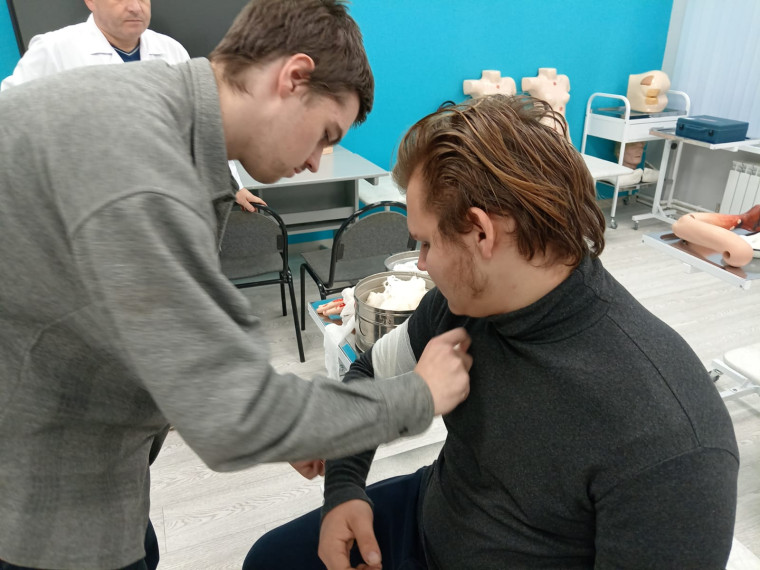 Учащиеся школы познакомились с профессией фельдшера и медсестры.