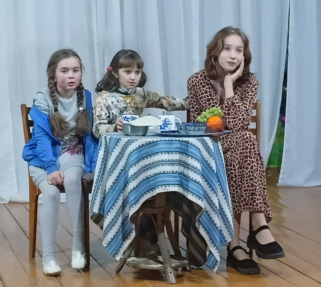 Педагоги и учащиеся Пржевальского Дома Творчества показали музыкальный новогодний спектакль "Мери Поппинс, с Новым годом!".