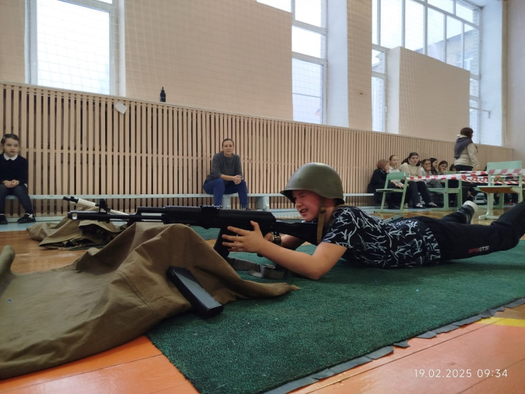 Мальчики 2-5 классов состязались в военизированной эстафете.