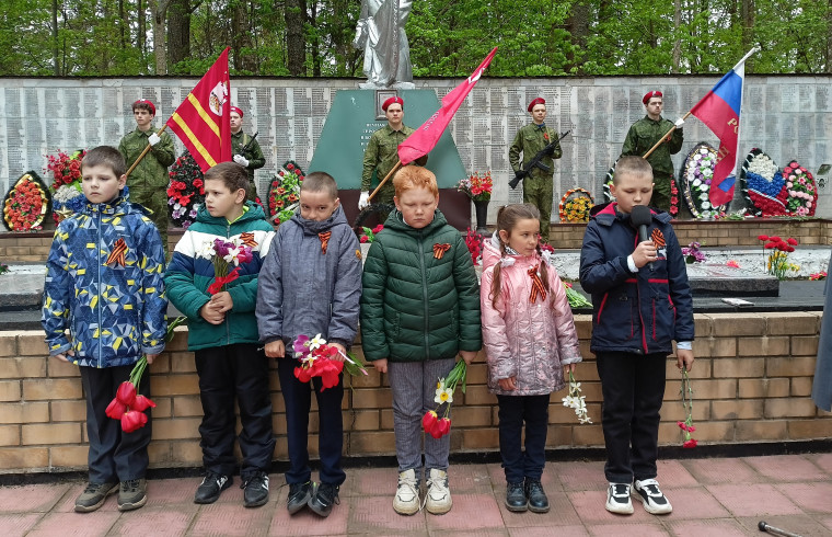 Учащиеся и учителя приняли участие в акции "Георгиевская ленточка".
