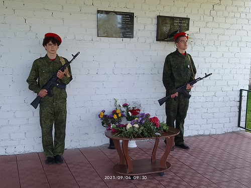 Митинг, посвященный открытию памятной мемориальной доски выпускника школы Бичаева Александра Олеговича.